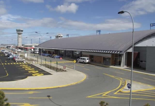 aeropuerto de punta arenas visto desde el exterior un vehículo blanco de southland rent a car punta arenas esperando pasajeros