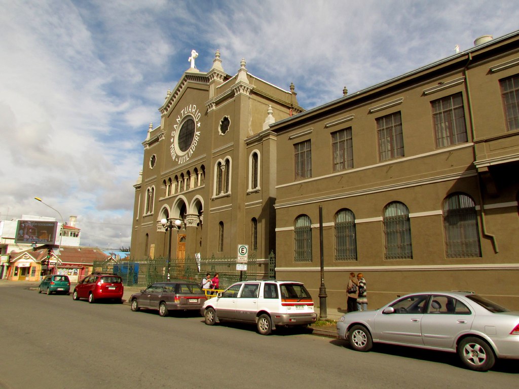 vista lateral de iglesia maria auxiliadora y museo salesiano maggiorino borgatello con autos estacionados en la calle