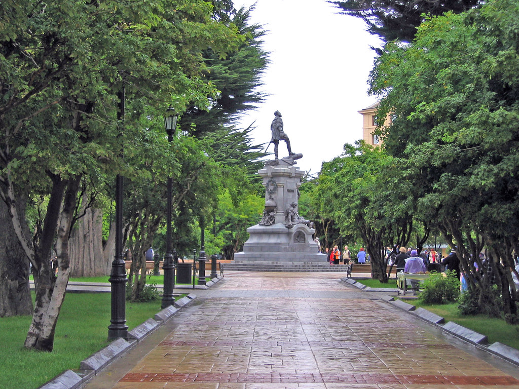 plaza muñoz gamero con monumento a hernando de magallanes al fondo